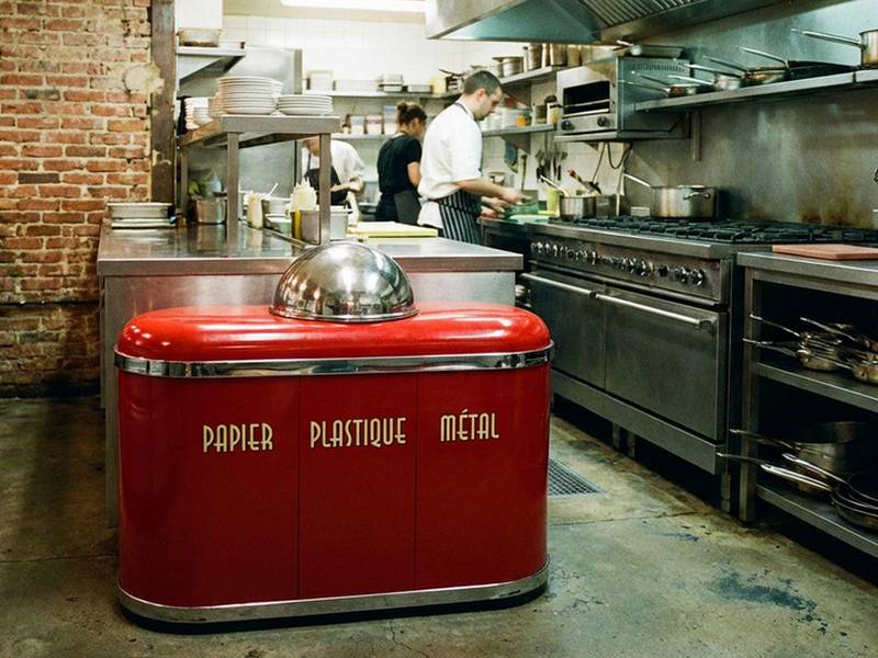 Poubelle de tri rétro rouge style années 50 dans une cuisine industrielle.