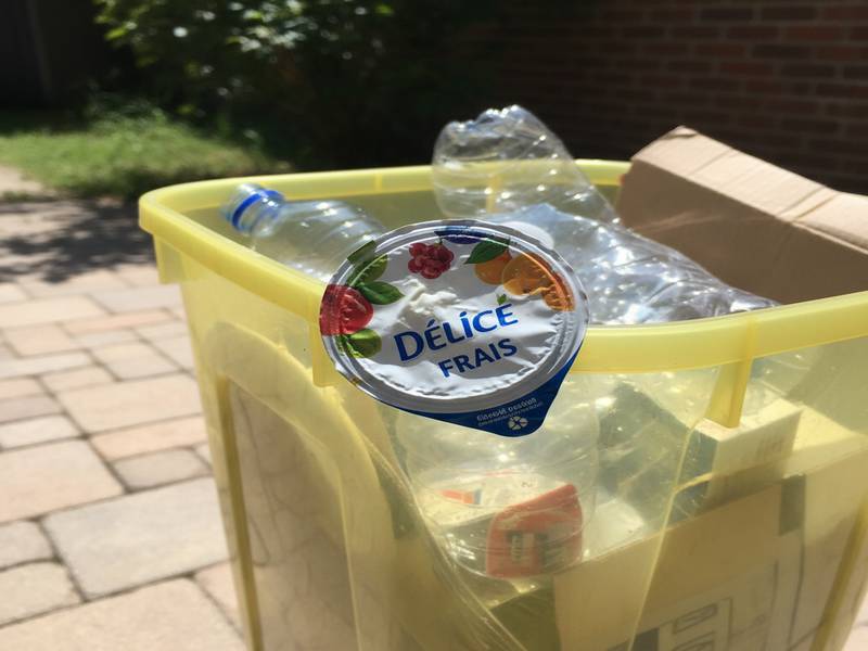 Opercule de yaourt jeté dans la poubelle jaune